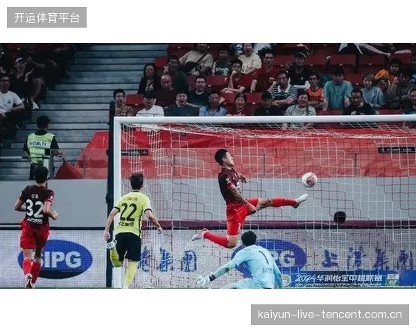 足球神奇一幕：队员错失空门，解说员崩溃到语无伦次的瞬间